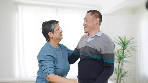 Azjatycka Para Seniorów Spędza Razem Czas Domu Starsza Para Cieszy — Zdjęcie stockowe