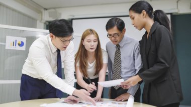 Şirketin mali stratejisini ofisteki yönetim kurulunda paylaşan Asyalı iş adamları grubu. İş adamlarından oluşan bir ekip toplantıda tartışır ve beyin fırtınası yapar. Takım çalışması toplantı konsepti