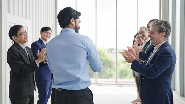 Succesvol Business Team Klapt Gelukkige Zakenmensen Die Klappen Bedrijfsmedewerkers Applaudisseren — Stockfoto