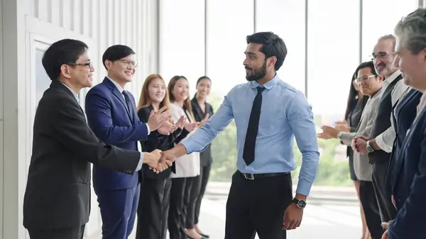 成功的商业团队正在鼓掌 生意人快乐地拍手 公司员工为公司会议上的同事喝彩 — 图库照片