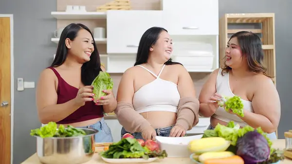 Bir Grup Neşeli Tombul Kadın Arkadaş Birlikte Yemek Pişiriyor Salata — Stok fotoğraf