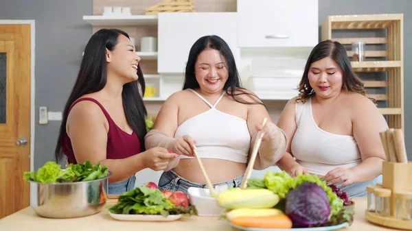 Neşeli Asyalı Cüsseli Kadınlardan Oluşan Bir Grup Yemek Pişirmeyi Evdeki — Stok fotoğraf