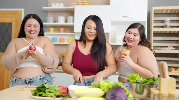 Grupp Glada Knubbiga Kvinnor Vänner Matlagning Förbereda Sallad Tillsammans Tre — Stockfoto