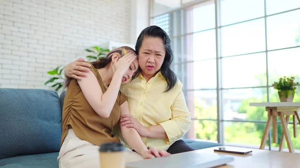 Mère Âgée Asiatique Prenant Soin Jeune Fille Ayant Souffert Migraine — Photo