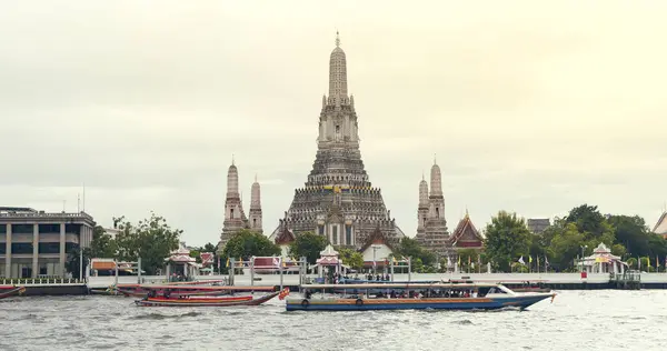 Wat Arun Ratchawararam 泰国曼谷Chao Phraya河Wat Arun Ratchawararam寺 Wat Arun是曼谷著名的佛教寺庙 — 图库照片