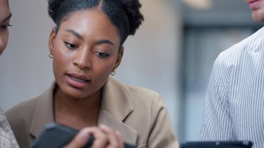 Afrika kökenli Amerikalı iş kadınının takım ile konuşurken yüzünü kapat ve ofiste çalışmak için tablet kullan. Takım çalışması konsepti