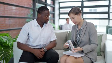 İş adamı, iş kadınlarına başarılı bir anlaşma için zarf veriyor. İş adamı başarılı bir iş anlaşması için zarf ödemesi yapıyor. Şirket yolsuzluk kavramı