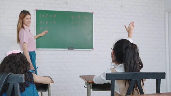 Kinder Heben Die Hände Während Der Lehrer Erklärt Wie Der — Stockfoto