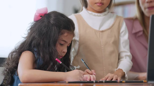 Schüler Schreiben Während Des Unterrichts Klassenzimmer Notizbüchern Kleine Schülerin Schreibt — Stockfoto