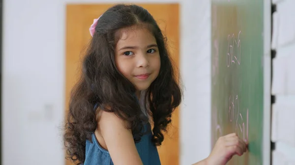Asiatisches Kleines Mädchen Das Auf Kreide Schreibt Oder Zeichnet Lächelt — Stockfoto