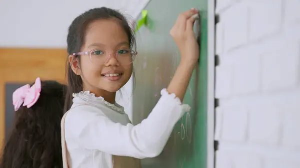 Menina Asiática Estudante Ensino Fundamental Vestindo Óculos Escrevendo Resposta Quadro — Fotografia de Stock
