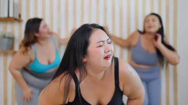 Grupo Size Mulheres Amigas Sentindo Cansadas Durante Exercícios Aeróbica Juntos — Fotografia de Stock
