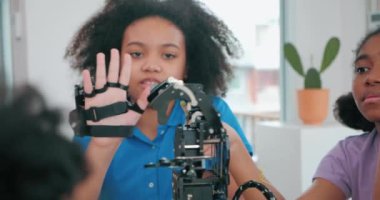 Afrikalı siyahi gençler robotik kol okulunu, Teknoloji ve Yenilik konseptini öğreniyorlar.
