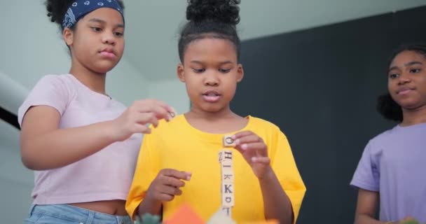 Grupo Afroamericanos Adolescentes Negros Jugando Alfabeto Bloques Madera — Vídeos de Stock