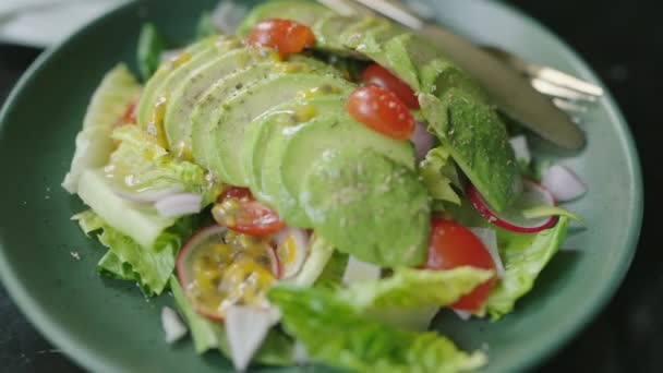 Выложить Тарелку Смешанный Салат Авокадо Помидоры Плоды Страсти Веганская Еда — стоковое видео