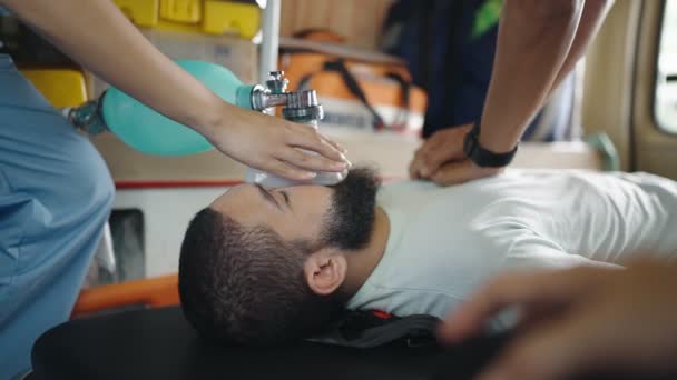 Nahaufnahme Eines Verletzten Mannes Auf Tragen Krankenwagen Mit Atemmaske — Stockvideo