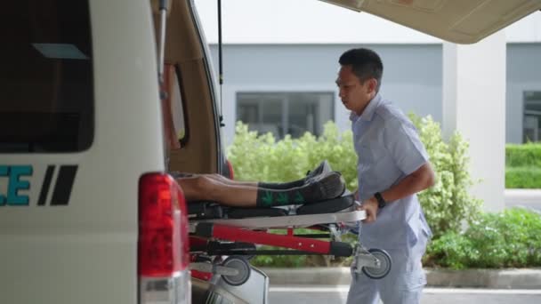 Los Paramédicos Sacaron Persona Herida Ambulancia Cuando Llegaron Hospital — Vídeos de Stock