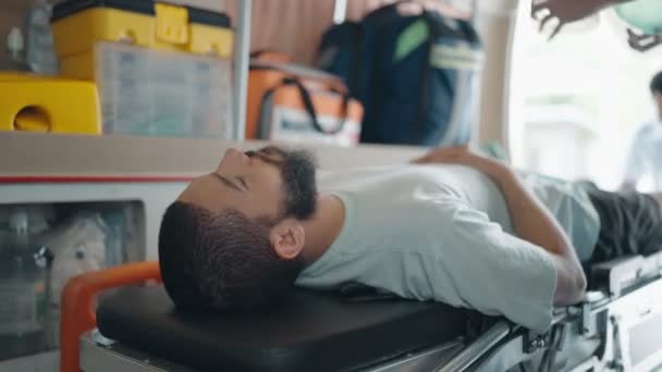 Primer Plano Del Hombre Herido Camillas Una Ambulancia Con Una — Vídeo de stock