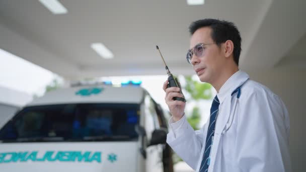 Paramedikler Acil Durumu Bildirmek Için Telsiz Kullanıyor — Stok video