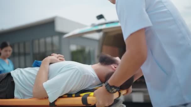 Notarztteam Legt Den Patienten Auf Die Trage Mit Rettungswagen Ins — Stockvideo