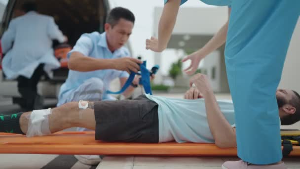 Notarztteam Legt Den Patienten Auf Die Trage Mit Rettungswagen Ins — Stockvideo