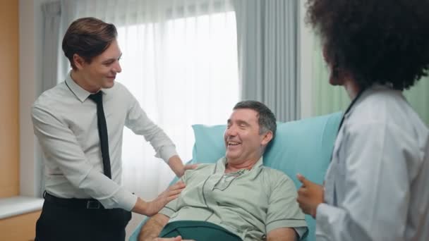 Šťastný Syn Navštíví Uzdravujícího Starého Otce Ležícího Nemocnici Posteli Mluvili — Stock video