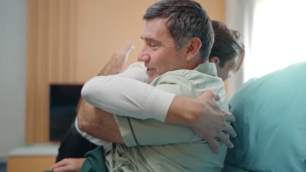 Щасливий Син Відвідує Відновлення Старого Батька Який Лежить Ліжку Лікарні — стокове відео