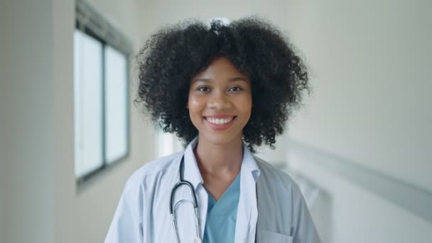 Freundliche Afroamerikanische Ärztin Blickt Die Kamera Und Lächelt Erfolgreicher Schwarzer — Stockvideo