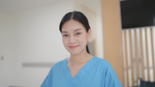 医院里年轻快乐的女性专业护士保健助理的近照 并对着镜头微笑 — 图库视频影像