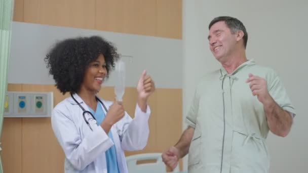 Dokter Kulit Hitam Afrika Amerika Yang Bahagia Menari Dengan Pria — Stok Video