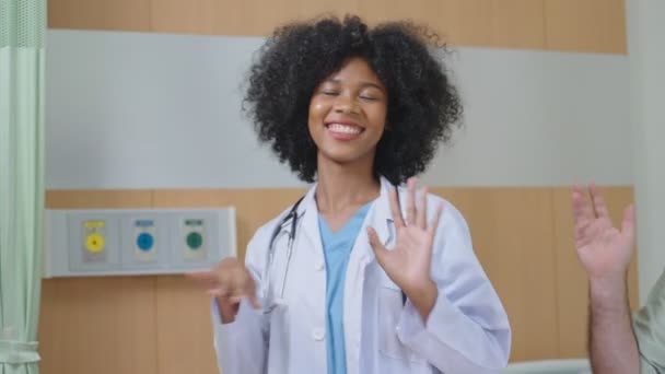 Médico Negro Afro Americano Feliz Dançando Hospital Pessoal Médico Tendo — Vídeo de Stock