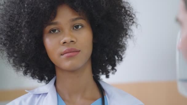 Close Médico Mulher Afro Americano Ouvindo Problemas Paciente Hospital — Vídeo de Stock