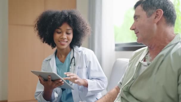 Afroameričanka Lékař Pomocí Digitálních Tablet Vysvětlit Příznaky Pacientovi Léčbě Nebo — Stock video