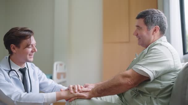 Lékař Poskytnout Pomoc Podpora Handicapovaný Starý Pacient Šťastný Sedí Nemocnici — Stock video