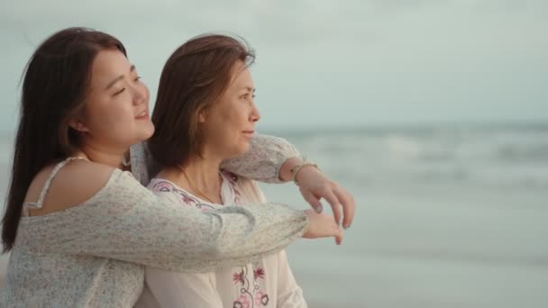 Portrait Happy Asian Mature Woman Her Adult Daughter Hugging Beach — Stock Video