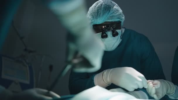 Zbliżenie Afroamerykańskiego Profesjonalnego Zespołu Lekarzy Chirurgów Zajmujących Się Operacją Chirurgiczną — Wideo stockowe