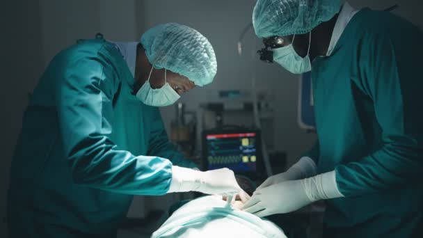 Afroamerykanie Profesjonalny Zespół Lekarzy Chirurgów Zajmujących Się Operacją Chirurgiczną Sali — Wideo stockowe