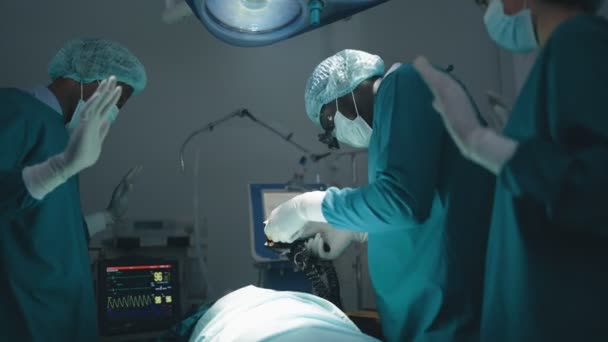 Kirurger Och Sjuksköterskor Hjälper Intensivvårdspatienten Gör Hlr Och Använder Defibrillator — Stockvideo