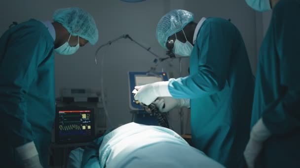 Surgeons Nurses Help Intensive Care Patient Making Cpr Using Defibrillator — Stock Video