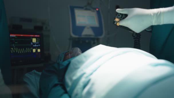 Kirurger Och Sjuksköterskor Hjälper Intensivvårdspatienten Gör Hlr Och Använder Defibrillator — Stockvideo