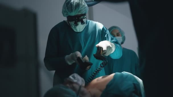 Хірурги Медсестри Допомагають Пацієнтам Інтенсивною Терапією Виробляючи Cpr Використовуючи Дефібрилятори — стокове відео