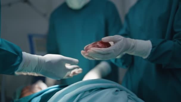 Tým Chirurgů Operačním Sále Kteří Podstupují Transplantaci Srdce Pro Pacienta — Stock video