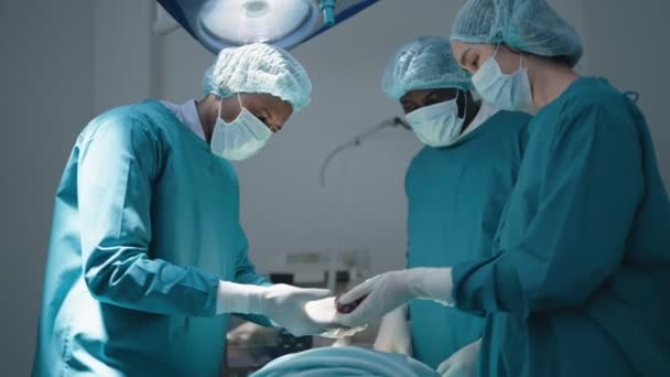 Equipo Médicos Cirujanos Quirófano Sometidos Cirugía Trasplante Cardíaco Para Que — Vídeo de stock