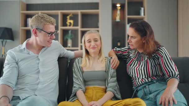 Ein Unglücklich Depressives Teenager Mädchen Das Unter Persönlichen Problemen Oder — Stockvideo