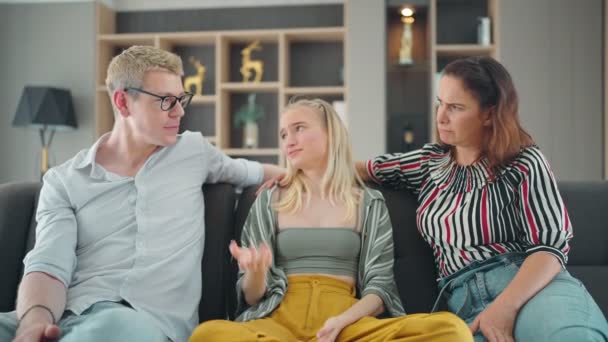 Besorgte Mütter Und Väter Trösten Depressive Teenager Töchter Hause Fam — Stockvideo