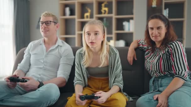 Ayah Keluarga Bahagia Ibu Dan Anak Remaja Bermain Video Game — Stok Video