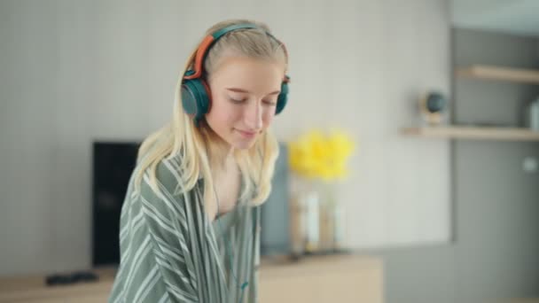 Ung Kvinde Blond Hår Rengøring Gulv Med Moderne Støvsuger Dans – Stock-video
