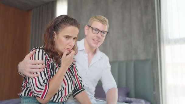 Soțul Iubitor Liniștitor Soție Tulburată Stând Pat Acasă Arătând Dragoste — Videoclip de stoc