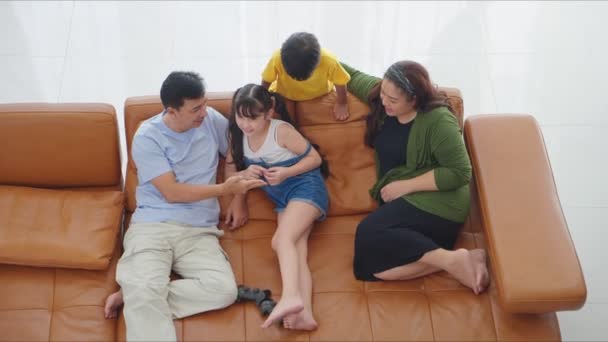 집에서 거실에서 휴가에 시간을 보내는 아시아 — 비디오