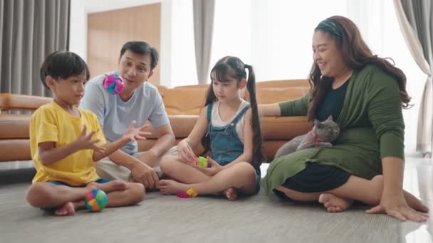 아시아 가족들은 휴일에 거실에서 시간을 보낸다 자녀와 그리고 색깔의 장난감을 — 비디오